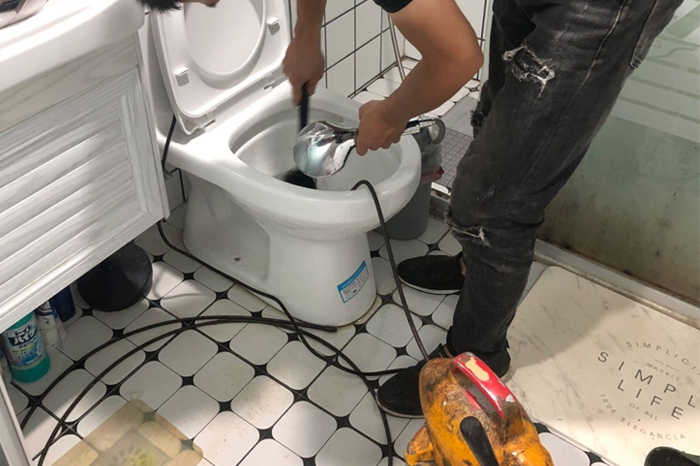 巴彦淖尔马桶堵塞自己疏通还是找师傅?专业上门服务让你省时更省心